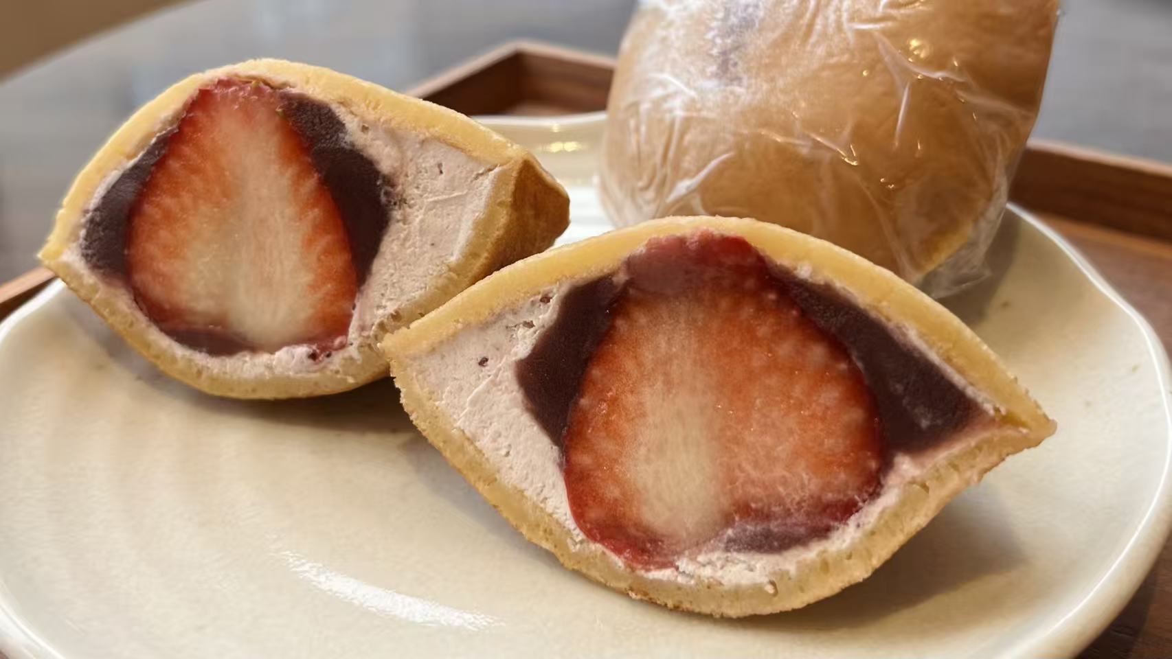 伊都きんぐ（伊都king）冬季限定：包入整顆巨大新鮮甘王草莓的甘王草莓銅鑼餅（生）切面