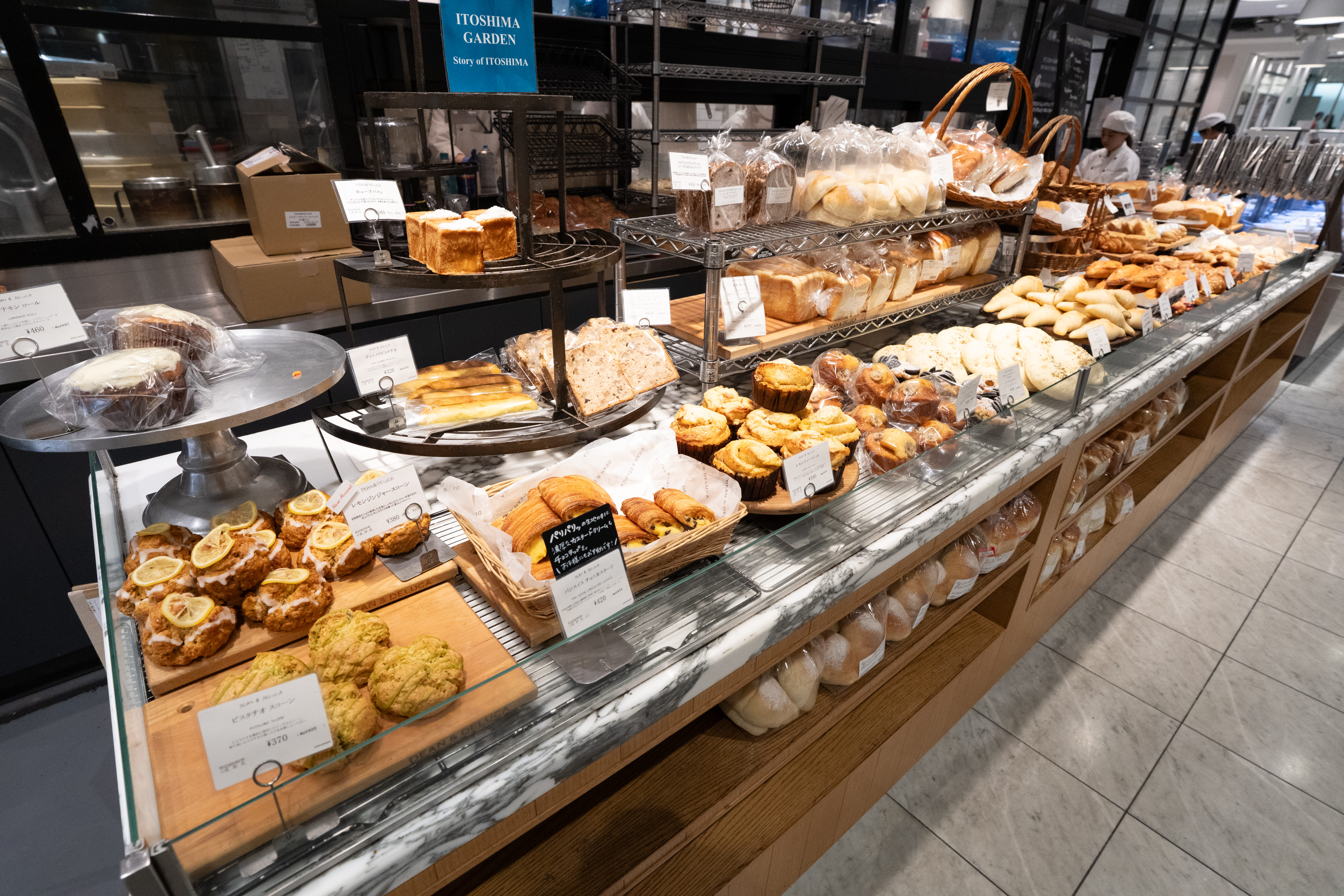 福岡天神 DEAN & DELUCA 每日現烤烘焙麵包、司康與歐式麵包區