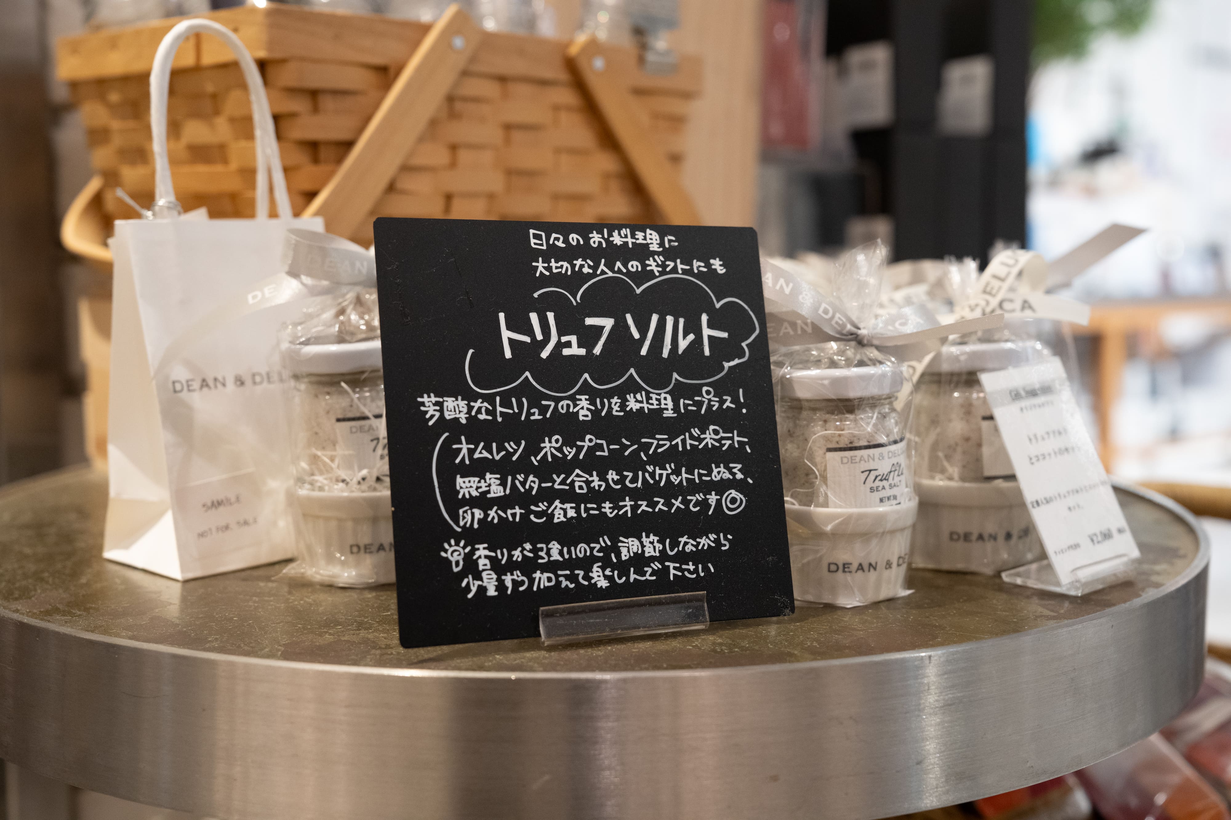 福岡天神 DEAN & DELUCA 必買松露鹽禮盒與手寫推薦看板