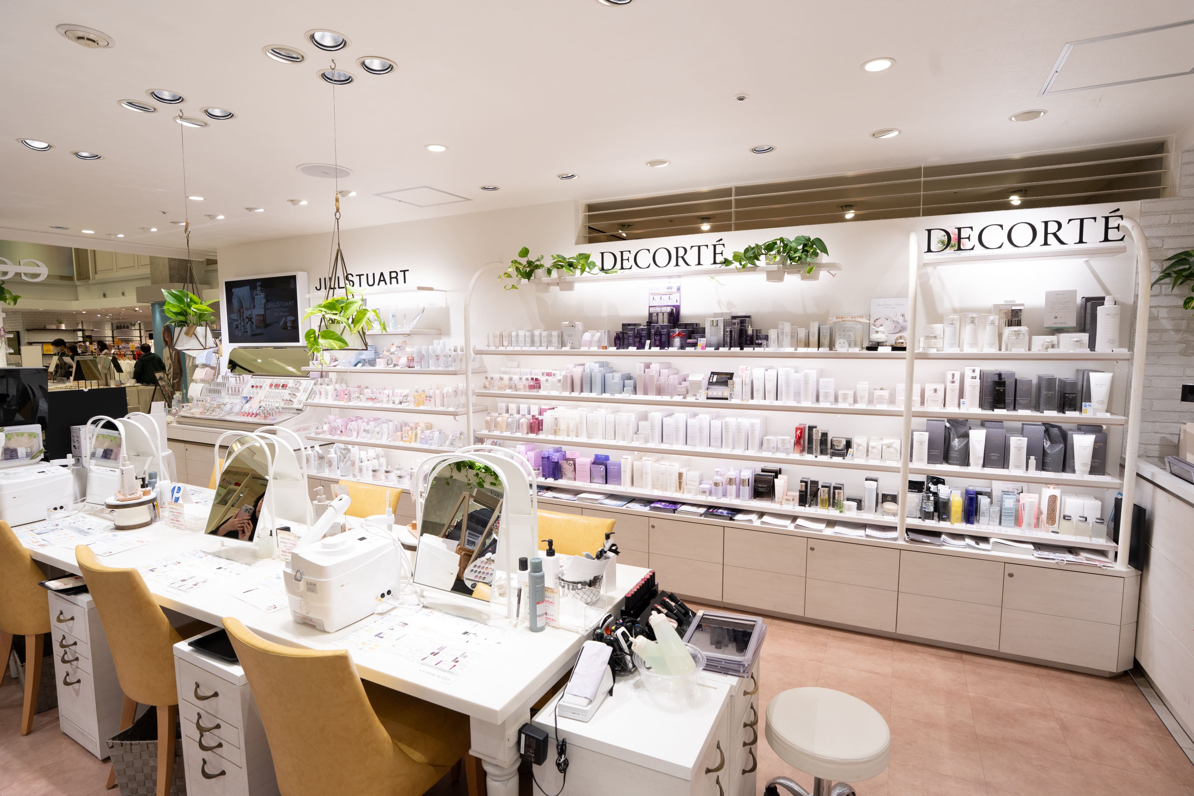 福岡天神 cosmeteria 門市 DECORTÉ 黛珂保養品專區與舒適試妝台