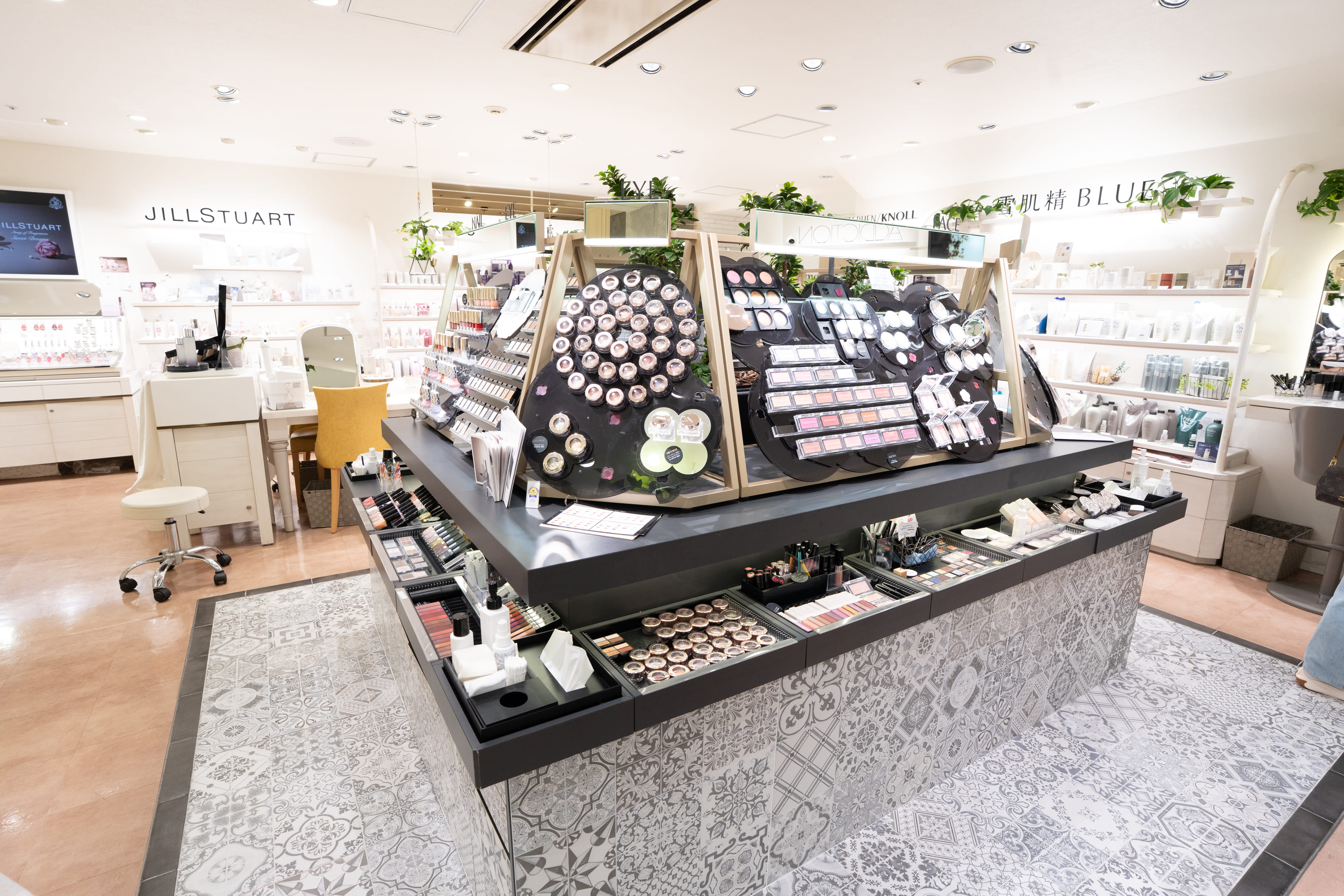 福岡天神 cosmeteria 門市 ADDICTION 與 JILLSTUART 眼影彩妝中島區