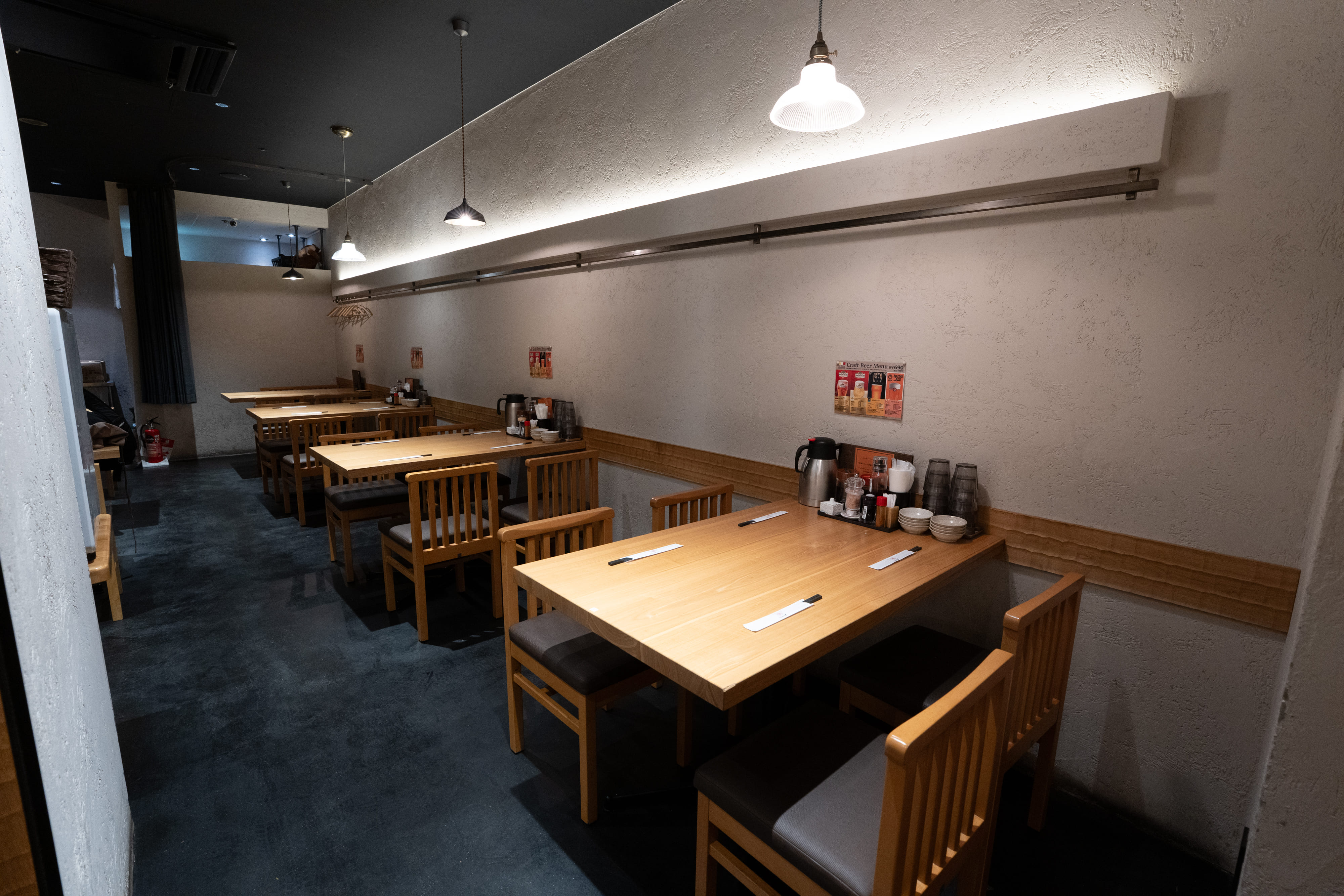 福岡天神 とんかつ光 店內明亮舒適日式木質用餐環境