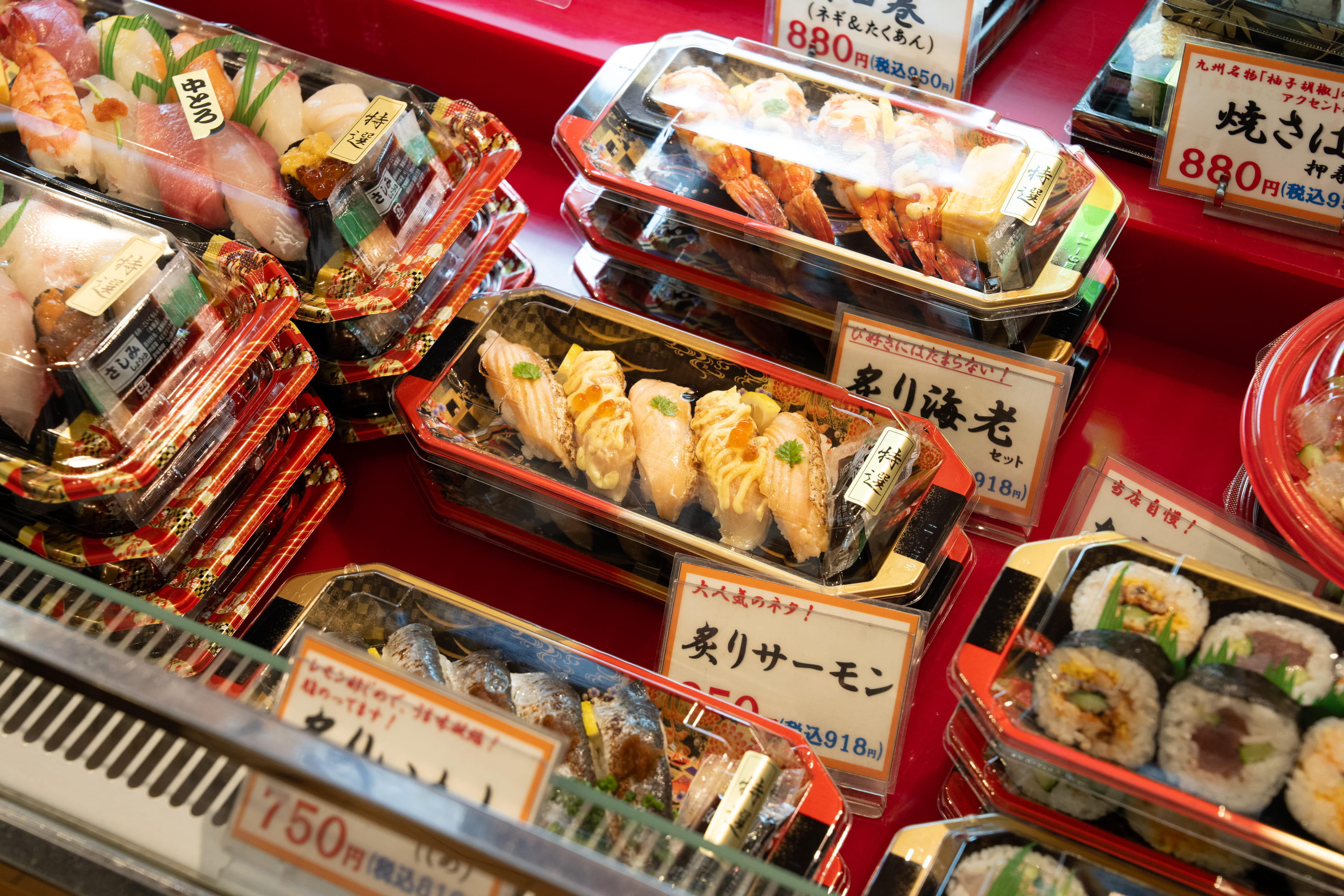 福岡天神 ひょうたん壽司 門市多款豐富外帶壽司盒與炙燒鮭魚壽司展示