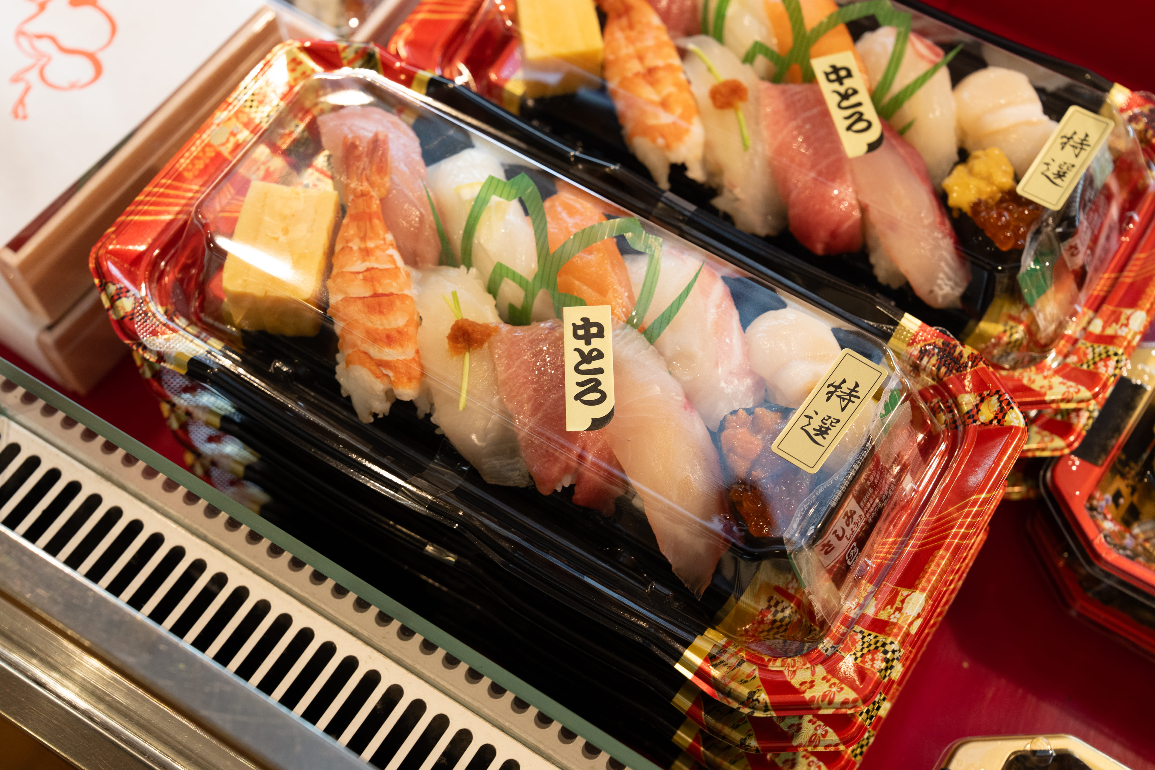 福岡天神 ひょうたん壽司 包含中腹肉與海膽的特選外帶生魚片壽司便當
