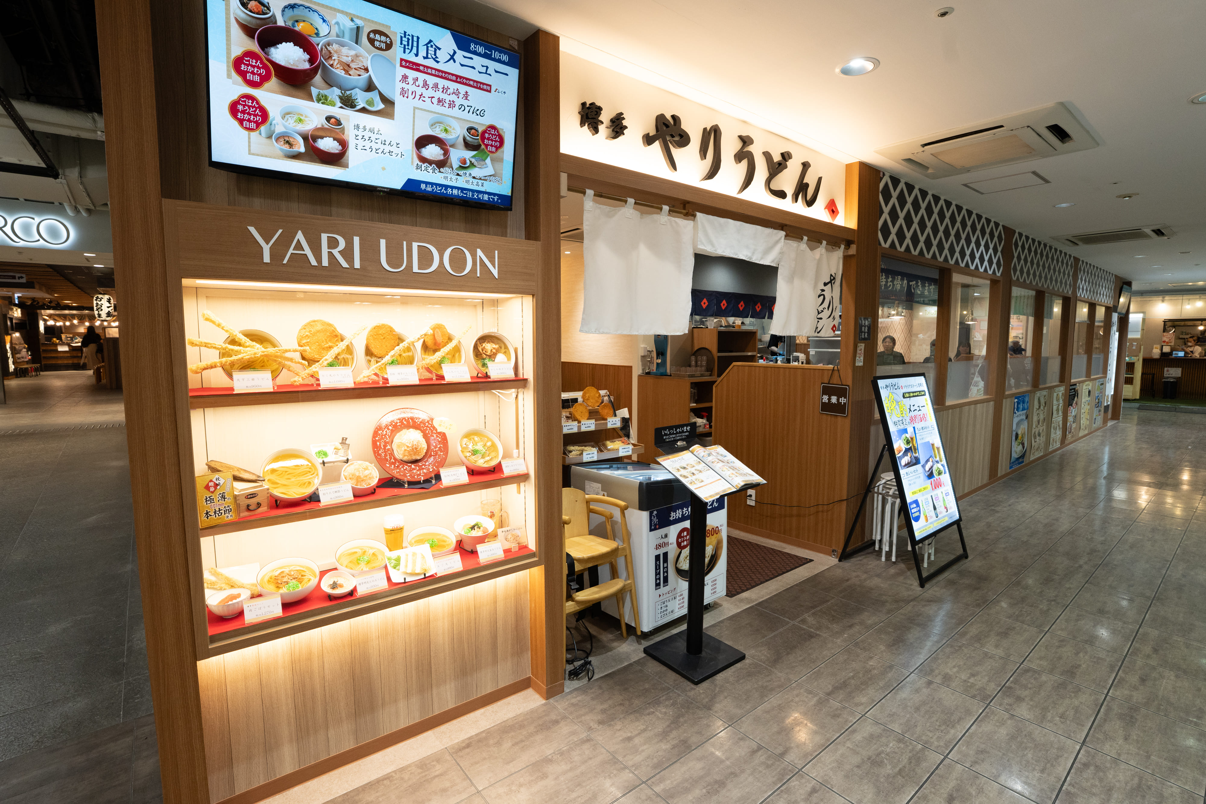 福岡天神 SOLARIA STAGE「博多やりうどん」門市外觀與食物模型展示
