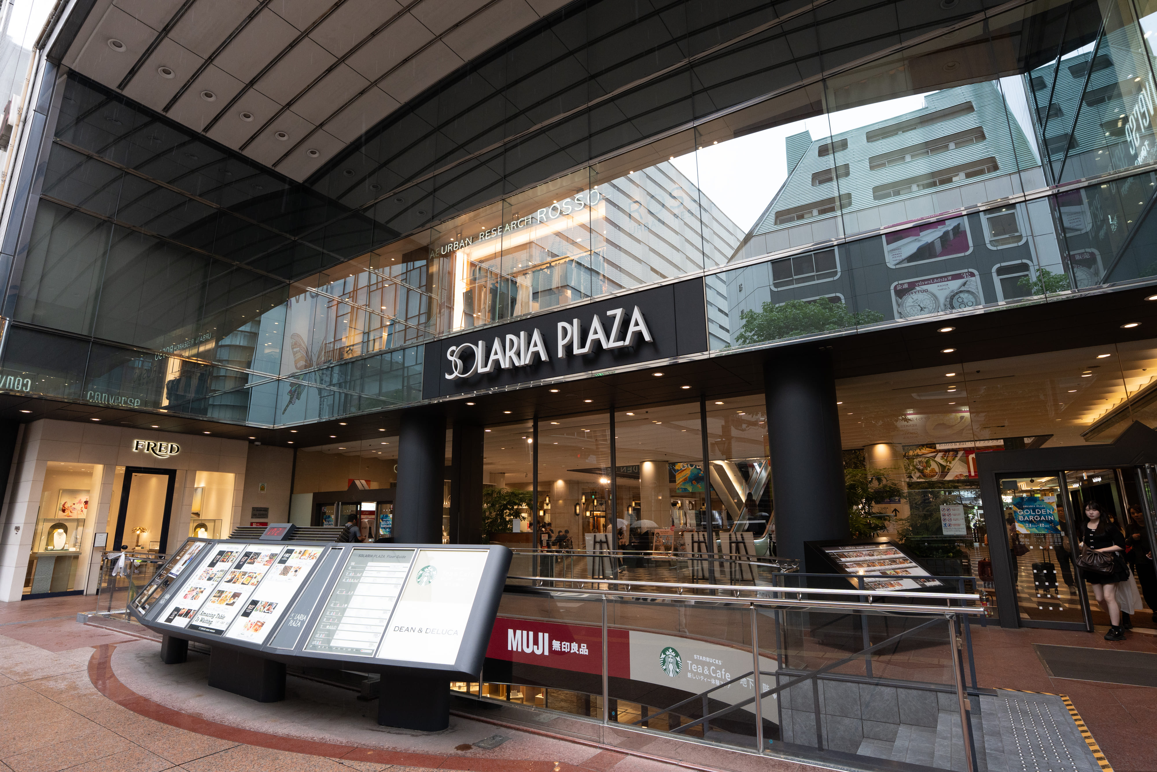 【2026福岡自由行】福岡天神 SOLARIA PLAZA 購物中心挑高廣場與商場環境