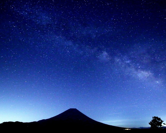 朝霧高原遠眺身披白雪的富士山