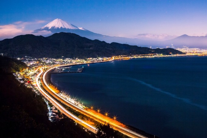 薩埵峠遠眺東海道車流與富士山