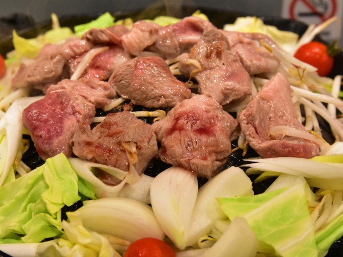 獨家成吉思汗鐵鍋與備長炭燒烤美味羊肉