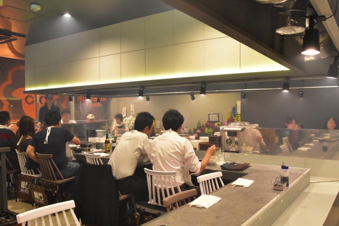 多樣化酒類與舒適內用餐飲環境